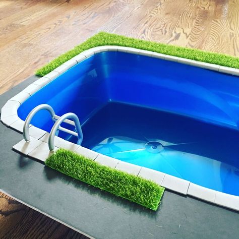 BLOG - DIY Miniature Doll Swimming Pool and Patio Tutorial - Fairy garden grass for around patio Cat Liter, Headbands Fabric, House Barbie, Pool And Patio, Coffee Filter Crafts, Mini Pool, Doll Furniture Diy, Diy Barbie Furniture, Craft Foam