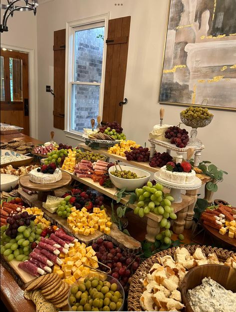 Wedding Dinner Ideas Food Buffet, Buffet Risers Food Displays, Apetaizer Table Party Ideas, Wedding Buffet Tables, Disposable Charcuterie Board, Wedding Finger Food Ideas, Cheap Grazing Table Ideas, Appetizer Table Display, Wedding Buffet Table Decor