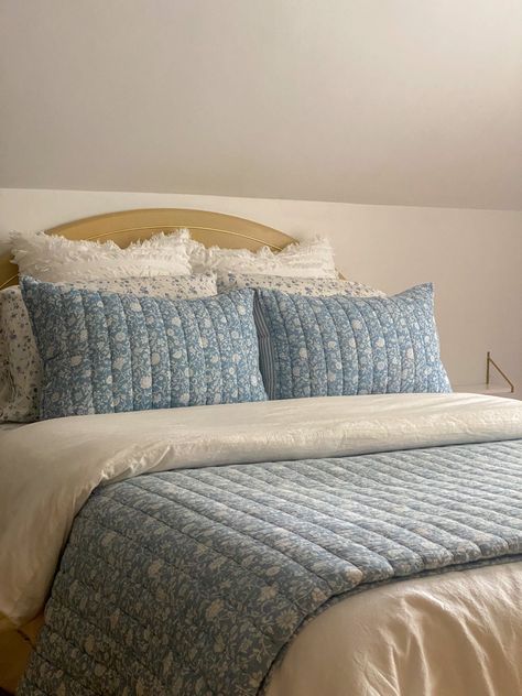 Blue ditsy floral quilt on white bed Greenish Blue Bedroom, Blue Cottagecore Room, Blue Cottagecore Bedroom, Cottagecore Bedding, Newlywed Bedroom, Cottage Style Bedroom, Blue Cottagecore, Antique Room, Cottagecore Bedroom