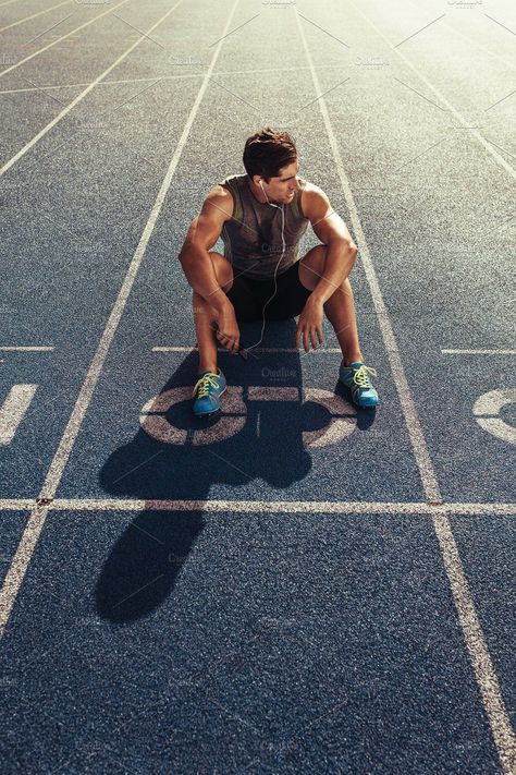 Boy Running Aesthetic, Running Aesthetic Men, Running On Track, Running Photoshoot, Runner Photography, Male Fitness Photography, Running Schedule, Track Senior Pictures, Workout Photoshoot