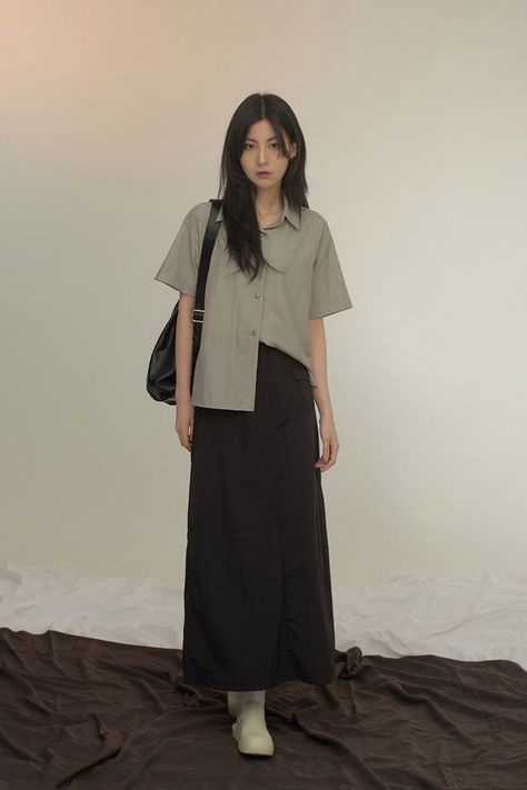 Cute Black Maxi Skirt Outfits, Cargo Long Skirts, Tops With Black Skirt, Long Back Skirt Outfits, Black Top Black Skirt, Black To School Outfits, Black Maxi Skirt Aesthetic, Outfits With Long Skirts Black, Black Long Skirt Outfit Summer