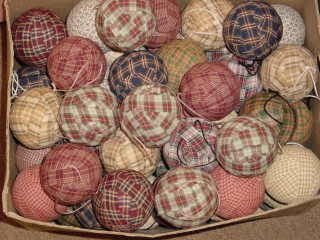 Diy Bowl Fillers, Homespun Christmas, Primitive Decor Ideas, Rag Balls, Primitive Fabric, Rag Garland, Fabric Balls, Farmhouse Fabric, Homespun Fabric