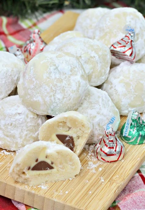 Snowball Cookies! Hidden chocolate surprise - Design Dazzle Snow Ball Cookies, Almond Joy Cupcakes, Homemade Butterfingers, Homemade Christmas Treats, Fun Holiday Desserts, Snowball Cookie, Chicken Freezer, Festive Holiday Desserts, Christmas Trays