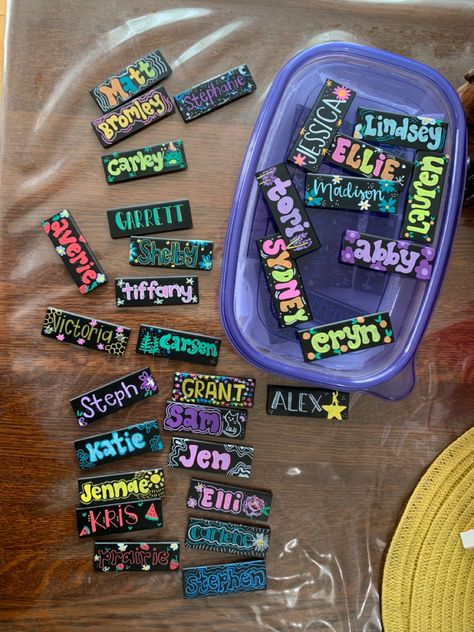 Work Name Tags Ideas, Starbucks Nametags Art, Name Tags Ideas, Starbucks Drawing, Starbucks Name, Fall Chalkboard Art, Starbucks Crafts, Diy Name Tags, Starbucks Art