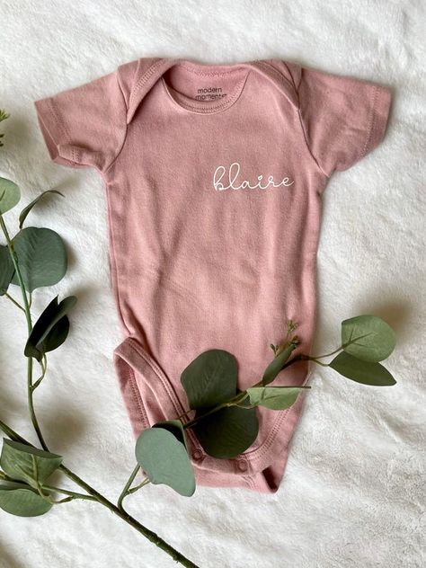 Embroidered Baby Clothes, Baby Onesie Gift, Name Onesie, Embroidered Onesie, Personalized Baby Onesies, Cricut Baby, Personalized Onesie, Diy Bebe