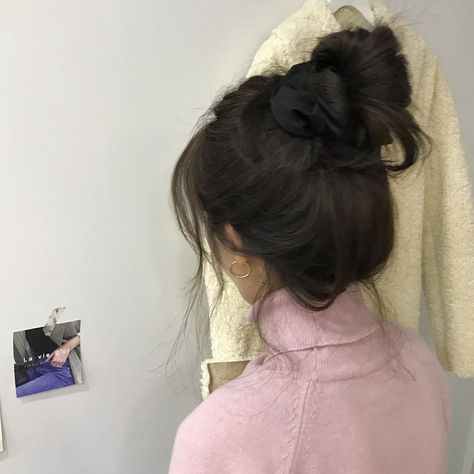 Messy Curly Bun, Messy High Bun, Reference Board, Hair Inspiration Long, Hair Inspo Color, Hairstyles Haircuts, Thick Hair, Messy Hairstyles, Messy Bun