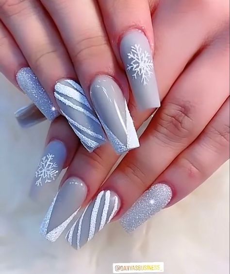 Grey Toenails, Bb Nails, Winter Nail Color, Grey Christmas Nails, White Christmas Nails, Christmas Sweater Nails, Sns Nails Designs, Nail Christmas, Blue Christmas Nails