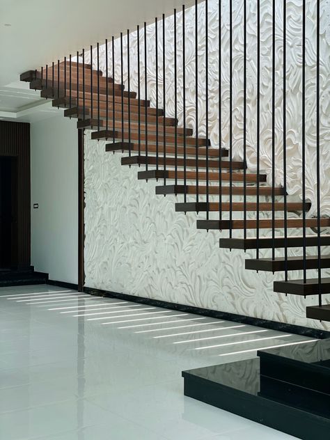 Hanging stair so minimal and behind stands a beautiful 3d wall Floating Stairs, Floating Staircase, Minimal Wall, 3d Wall, Minimal Design, Textured Walls, Wall Design, Floating, Stairs