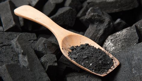 This Charcoal Can Whiten Your Teeth And More Activated Charcoal Uses, Diy Activated Charcoal, Charcoal Benefits, Diy Charcoal Mask, Tumeric Face Mask Recipe, Activated Charcoal Benefits, Mask Blackheads, Face Mask For Wrinkles, Face Mask For Acne