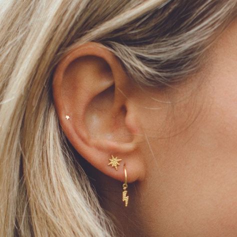 Tous ces piercings doreilles qui vont nous faire craquer p... - Grazia.fr Ohrknorpel Piercing, Ušný Piercing, Minimalist Ear Piercings, Vintage Tattoos, Cool Ear Piercings, Pretty Ear Piercings, Cute Ear Piercings, Tragus Piercing, Ring Earring