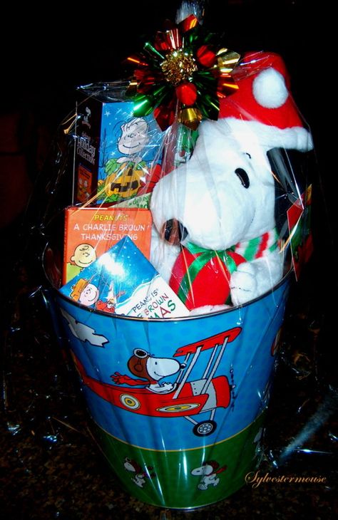 Decorative Trash Can Gift Baskets Kitchen Gift Baskets, Bird Watching Gifts, Charlie Brown Thanksgiving, Snoopy Gifts, Unique Gift Baskets, Bird Watcher Gifts, Snoopy Birthday, Paper Child, Bird Christmas Ornaments