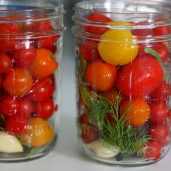 You Can Pickle That: Cherry Tomatoes: Chicagoist Dill Pickled Cherry Tomatoes, Canned Cherry Tomatoes Recipes, Pickled Cherry Tomatoes, Pickled Tomatoes, Pickled Cherries, Tomatoes In Containers, Cherry Tomato Recipes, Canning Pickles, Canning Vegetables