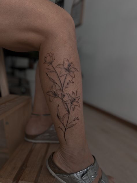 #tattoo #flowertattoo #lily #fineline #legtattoo #tattoosforwomen #tattoodesign Lily Fineline Tattoo, Fineline Leg Tattoo, Lily Leg Tattoo, Leg Flower Tattoo, Lily Flower Tattoo, Tattoo Perna, Lillies Tattoo, Tattoo On Leg, Lily Flower Tattoos