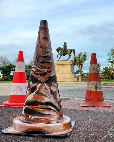 Painted Street Cones, Traffic Cone Decoration Ideas, Traffic Cone Art Paint, Traffic Cone Painted, Traffic Cone Art, Traffic Cone Painting Ideas, Harry Potter Party Decor, Craft Tattoo, Cone Ideas