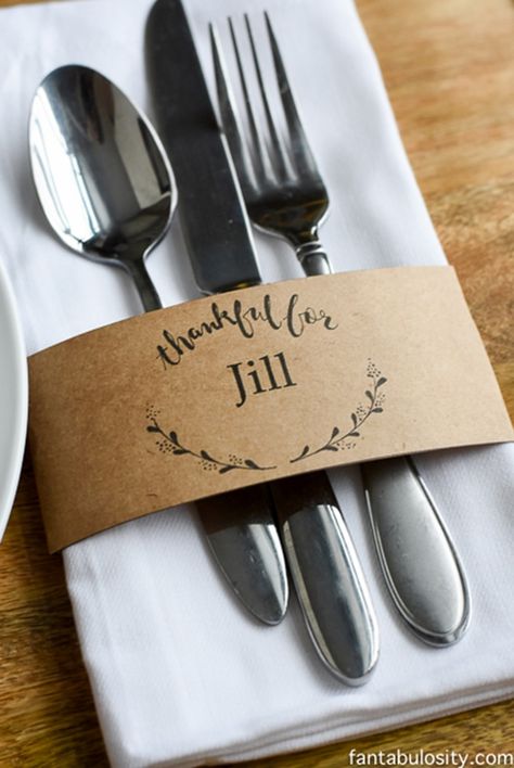 These free printable napkin holders from Fantabulosity are the cutest Thanksgiving craft idea, and perfect for a last-minute effort at impressing your guests. Sweet and to the point, these meaningful place cards do double duty corralling silverware and napkins for each plate. Get the free download from Fantabulosity Printable Place Cards, Thanksgiving Place Cards, Tafel Decor, Thanksgiving Decorations Diy, Diy Thanksgiving, Thanksgiving Table Settings, Napkin Holders, Thanksgiving Table Decorations, Thanksgiving Parties