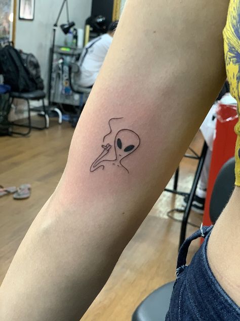 Minimalists Tattoos, Alien Tattoo Ideas, Tattoo Alien, Father Daughter Tattoos, Stitch Tattoo, Simple Tattoos For Guys, Script Tattoo, Alien Tattoo, Tattoo Script