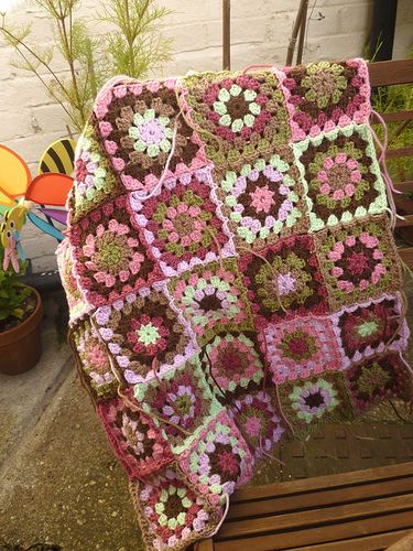 Aesthetic Granny Square Blanket, Granny Square Blanket Aesthetic, Granny Squares Blanket, Crochet Granny Square Blanket, Crochet Inspo, Granny Square Blanket, Square Blanket, Diy Crochet Projects, Crochet Granny