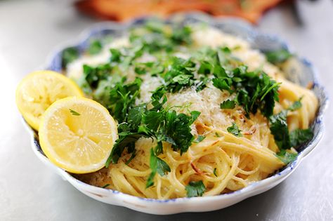 Baked lemon pasta - fresh, light and easy to make. Makanan Italia, Resep Pasta, Erma Bombeck, Pasta Carbonara, Lemon Pasta, Think Food, The Pioneer Woman, Linguine, Tortellini