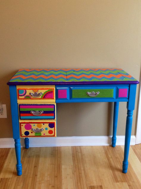 Hand Painted Desk Ideas, Desk Painting Ideas Creative Diy, Diy Painted Desk, Desk Painting Ideas Creative, Desk Painting Ideas, Painted Desk Ideas, Funky Desk, Painting Cupboards, Painted Desks