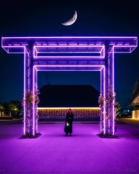 This ultra-modern torii arch can be found at Saitama’s Kadokawa Musashino Museum, which was designed by the renowned Japanese architect Kengo Kuma. The concept behind the torii is that it’s meant to be like a living being – it’s beginning to be covered in ivy (you can see the plants growing at the bottom), and [...] The post Japan Travel: This ultra-modern torii arch can be found at Saitama’s Kadokawa Musashino Museum… appeared first on Alo Japan. Commercial Interior Architecture, Tori Gate, Light Sculptures, Tokyo Museum, Japan Map, Saitama Japan, Japanese Travel, Sea Of Japan, Kengo Kuma