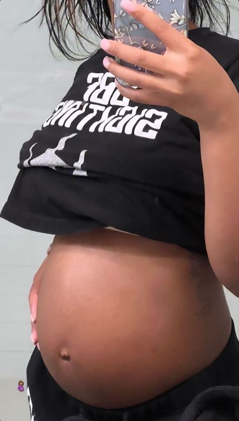 Black Pregnant Belly, Pregnant Flicks, Black Pregnant Women, Pregnant Black Women, Cute Pregnancy Photos, Pregnancy Belly Photos, Cute Pregnancy Pictures, Mommy And Baby Pictures, Belly Photos