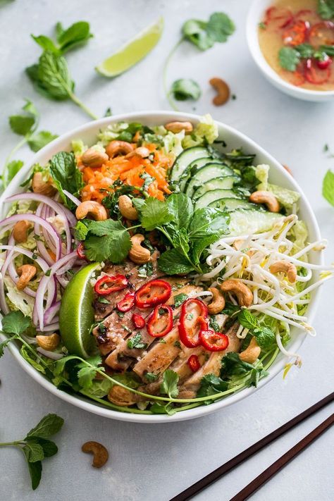 Vietnamese Chicken Salad, Vietnamese Chicken, Salad Chicken, Salad Pasta, Carb Free, Think Food, Vietnamese Recipes, Asian Dishes, Healthy Salads