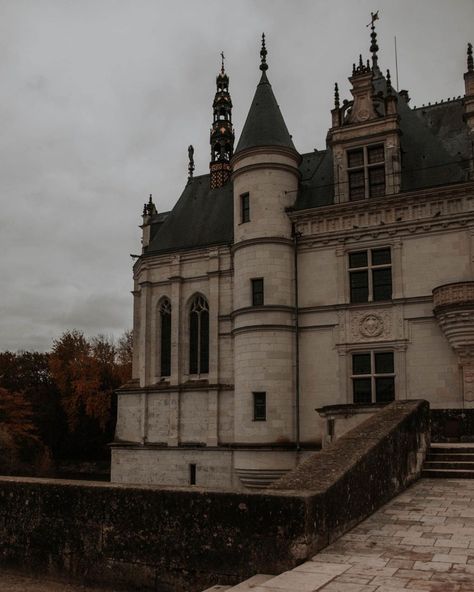 Breath of life △ on Instagram: “Castle for today 🏰 // « Ah Chenonceau, le château des dames il accueillera entre autre, Diane de Poitiers, Gabrielle d’Estrées, Louise de…” Gabriele + Core + Aesthetic, Dark Academia Houses, Gabrielle Core, Dark Academia Pictures, Academia House, Blair Castle, Dark Academic, Vision Bored, Academic Aesthetic