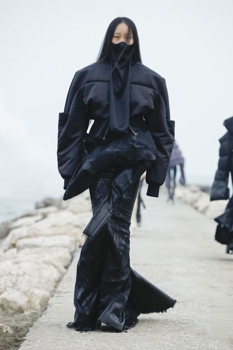 Rick Owens Fashion, Rick Owens Menswear, Anti Fashion, Futuristic Fashion, Fashion Show Images, Avant Garde Fashion, Live Fashion, Mode Inspo, High Fashion Street Style