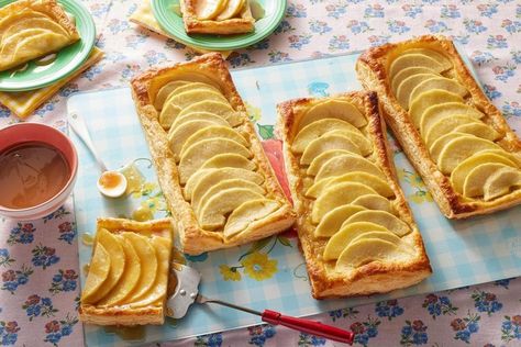 And it's more than just pie! Puff Pastry Apple Tart, Easy Apple Tart, Using Puff Pastry, Puff Pastry Apple, Puff Pastry Recipes Dessert, Apple Tart Recipe, Apple Desserts Easy, Apple Dishes, Apple Puff Pastry