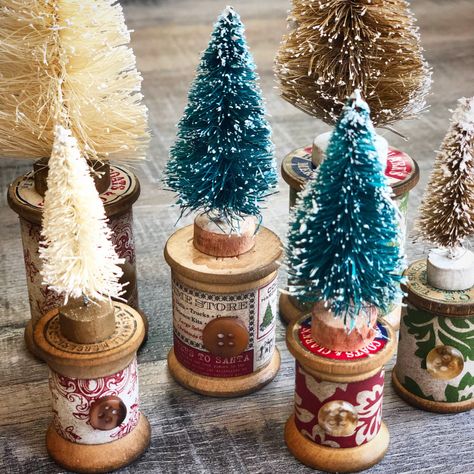 Tiny Bottle Brush Christmas Trees on Vintage Wood Spools – Creating Me Wooden Spool Crafts, Vintage Christmas Crafts, Spool Crafts, Bottle Brush Christmas Trees, Wood Spool, Small Christmas Trees, Bottle Brush Trees, Bottle Brush, Tree Crafts