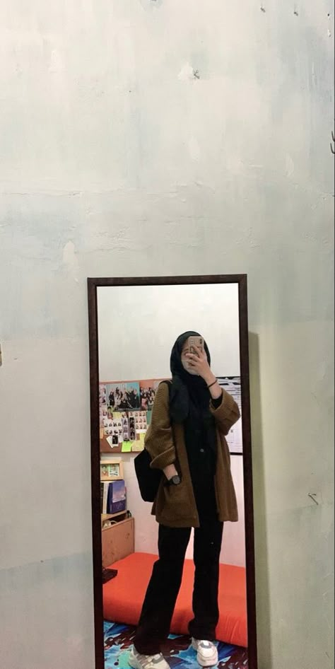 Outfit Rajut, Muslimah Style, Collage Outfits, Muslimah Outfit, Simple Style Outfits, Hijab Trends, Muslim Outfits Casual, Muslim Fashion Hijab Outfits, Fashion Top Outfits