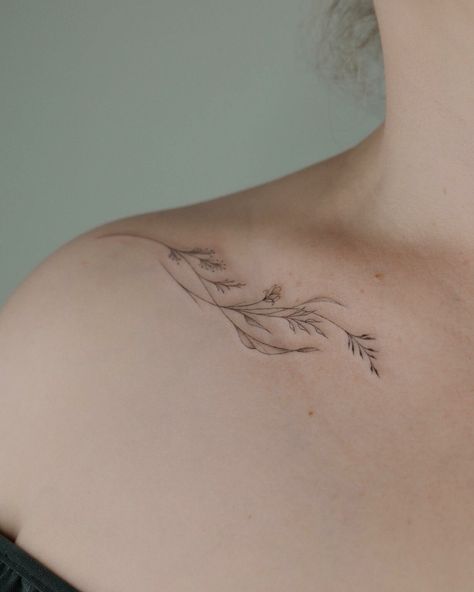 Unlocking The Beauty Of Intricate Tattoo Designs With These Collarbone Tattoos Fineline Collarbone Tattoo, Collar Bone Floral Tattoo, Color Bone Tats Women, Collarbone Tattoo Flower, Collarbone Flower Tattoo, Leaf Collar Bone Tattoo, Floral Collar Bone Tattoo, Dainty Collar Bone Tattoo, Flower Collar Bone Tattoo