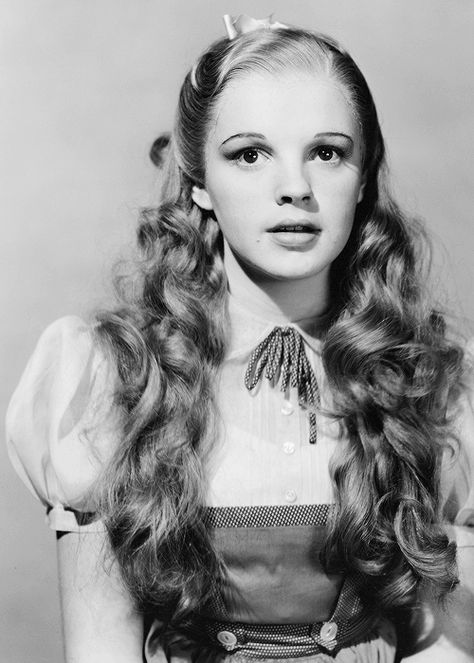 wizard of oz judy wardrobe Wizard Of Oz 1939, Hair Test, Dorothy Gale, The Wonderful Wizard Of Oz, The Wizard Of Oz, Judy Garland, Actrices Hollywood, The Wizard, Golden Age Of Hollywood