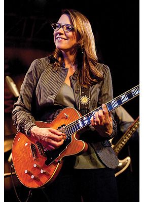 Susan Tedeschi Guitar Woman, Susan Tedeschi, Female Guitarists, Tedeschi Trucks Band, Rock And Roll History, Blues Musicians, Linda Ronstadt, Women Of Rock, Guitar Girl