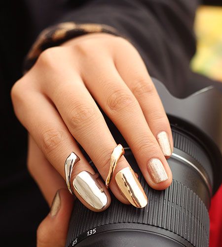 Rings Knuckle Rings Gold, Light Colored Nails, Silver Nail, Nail Ring, Nail Jewelry, Unusual Jewelry, Piercing Tattoo, Hand Jewelry, Nail Polishes