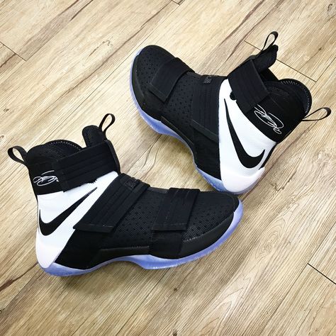 Zapatillas Nike Basketball, Lebron James Shoes, Girls Basketball Shoes, Basketball Shoes For Men, White Nike Shoes, Kicks Shoes, Jordan Shoes Retro, Nike Shoes Jordans, Fresh Shoes