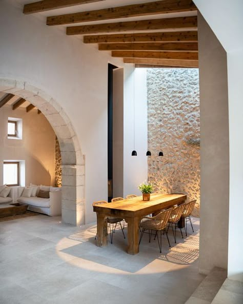 Historical Building Renovation, Houses By The Beach, Vineyard Home, Greece House, Mediterranean Interior Design, Interior Minimal, Mediterranean Interior, Concrete Houses, Casa Country