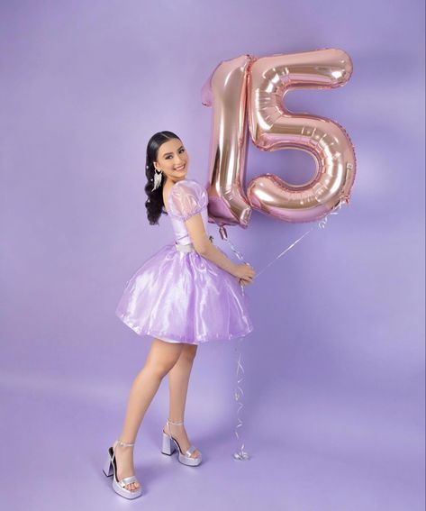 15 Photoshoot Ideas Casual, Quinceanera Studio Photoshoot, 16 Bday Photoshoot Ideas, Quinceanera Studio Photography, Birthday Pic Poses, Purple Birthday Photoshoot, 15 Birthday Photoshoot Ideas, Sweet Sixteen Pictures, 18th Debut Ideas