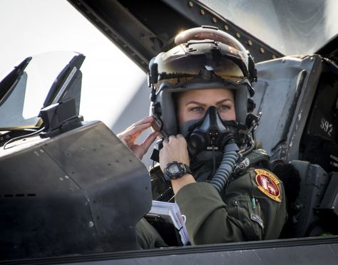 Air Force's 1st Female F-16 Viper demo team Commander Capt. Zoe Kotnik Relieved of duty After just 2 Weeks Female Fighter Pilot, Afghanistan Women, Photo Avion, Air Force Women, Jet Fighter Pilot, Naval Aviator, Air Force Pilot, F22 Raptor, Air Race