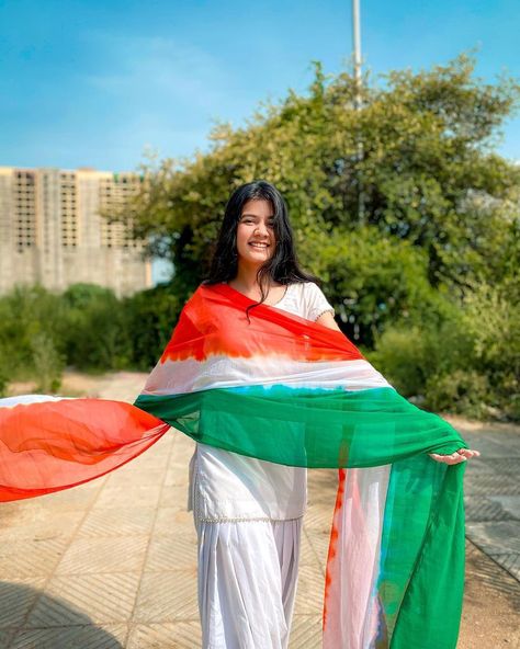 Beautiful Jewish Women, Easy Photography Ideas, Independence Day India, Gals Photos, 15 August, Cute Couple Outfits, Indian Flag, Cute Couple Poses, Best Poses For Men