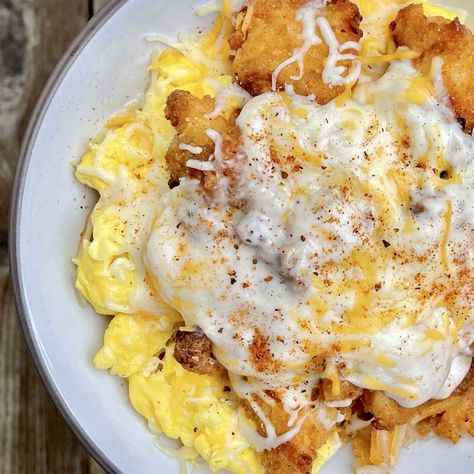 Country Fried Chicken Breakfast Bowl - Diana's Delish Dishes Country Breakfast Bowls, Chicken Fried Steak Breakfast, Fried Chicken Breakfast, Chicken For Breakfast, Country Sausage Gravy, Country Fried Chicken, Steak Breakfast, Country Breakfast, Country Fried Steak