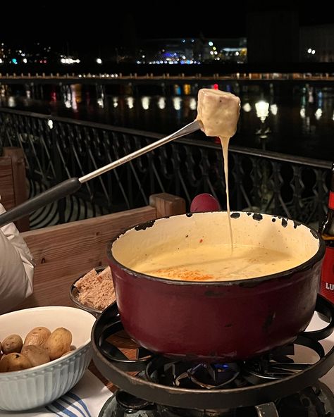 Cheese Fondue Aesthetic, Fondue Dipping Ideas, Fondue Aesthetic, Fondue Switzerland, Switzerland Cheese, Swiss Summer, Swiss Cheese Fondue, Dinner Date Aesthetic, Swiss Fondue