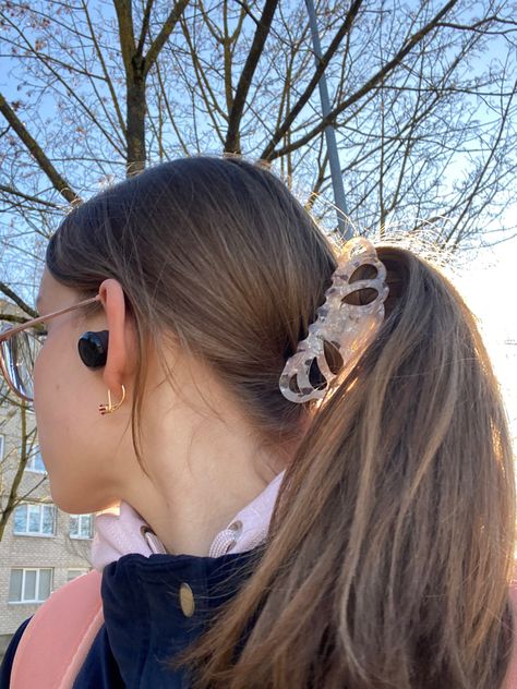 Claw clip pony tail Claw Clip Pony, Claw Clip Ponytail, Clip Ponytail, Claw Clips, Hair Barrettes, Claw Clip, Buns, Hair Goals, Hair Ideas