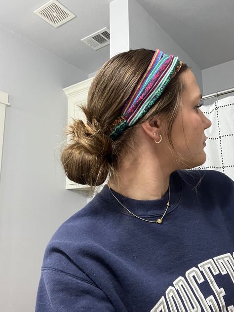 messy low bun, headband hair style Headband Low Bun, Low Bun With Headband, 90s Headbands, Bun With Headband, Cute Headband Hairstyles, Headband Bun, Bun Headband, Granola Vibes, Messy Low Bun