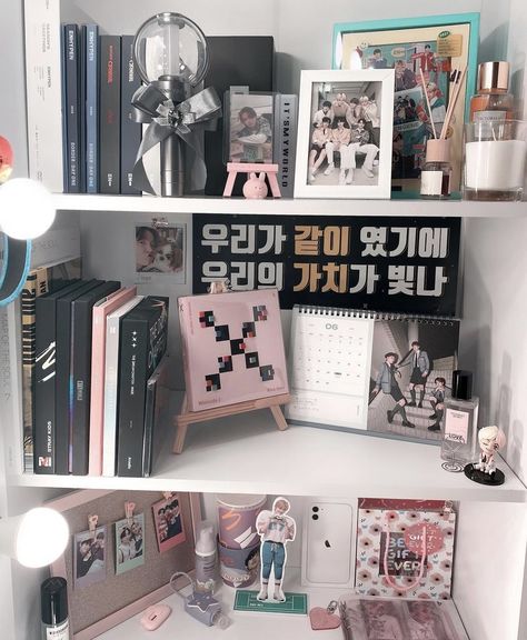 Kpop Frame Ideas, Concert Shadow Box Ideas Kpop, Txt Room Ideas, Kpop Shelf Ideas Small, K Pop Album Shelf, Kpop Album Organization, Small Kpop Shelf, Kpop Album Display, Kpop Bookshelf