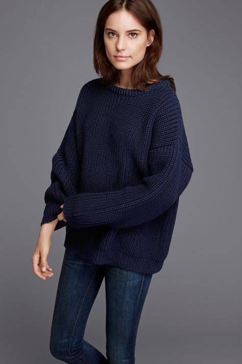 The Chunky Knit sweater Navy Blue Sweater Outfit, Navy Sweater Outfit, Blue Sweater Outfit, Work Outfits Frauen, Dark Blue Sweater, Jumper Outfit, Navy Outfit, Navy Blue Sweater, Sweater Outfit