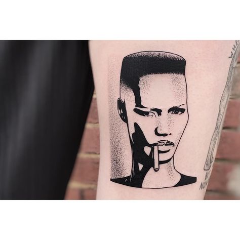 🚬👄Grace Jones, from my flash. Thanks Iona! Tattoo Grace, Iconic Artists, Movie Tattoo, Lijiang, Grace Jones, Cult Movies, Piercing Tattoo, Birthday Photoshoot, Body Tattoos