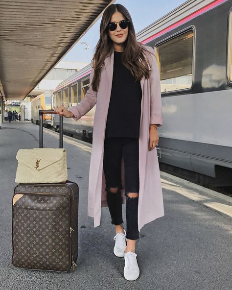 Cute Travel Outfits, Fashion Travel Outfit, Weekender Bags, Mode Kimono, Business Trip, Neck Pillow, Airport Outfit, Weekend Getaway, Winter Fashion Outfits