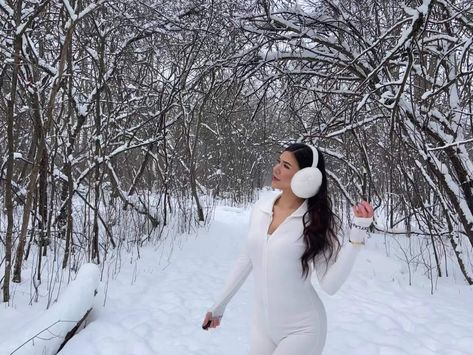 Snow Birthday Photoshoot, Birthday Photoshoot Ideas Outdoor, Snow Vibes, Photoshoot Ideas Outdoor, Birthday Photo Ideas, Birthday Photoshoot Ideas, Winter Aesthetics, Poses Aesthetic, Snow Pictures