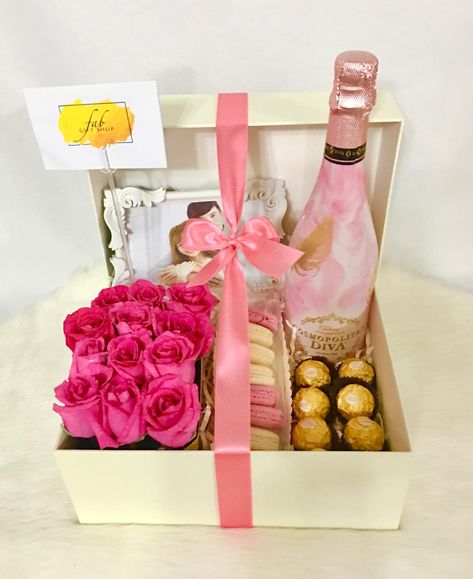 Strawberry Wine Box Ideas, Wine Box With Strawberries, Ladies Gift Box Ideas, Champagne Bottle Bouquet Gift, Wine Bottle Basket Gift Ideas, Wine Bottle Gift Basket, Wine Bottle Gift Box Ideas, Wine Box Ideas Gift, Champagne Gift Box Ideas